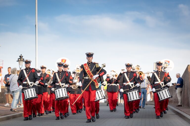 Deltaband zoekt show en exercitie instructeur
